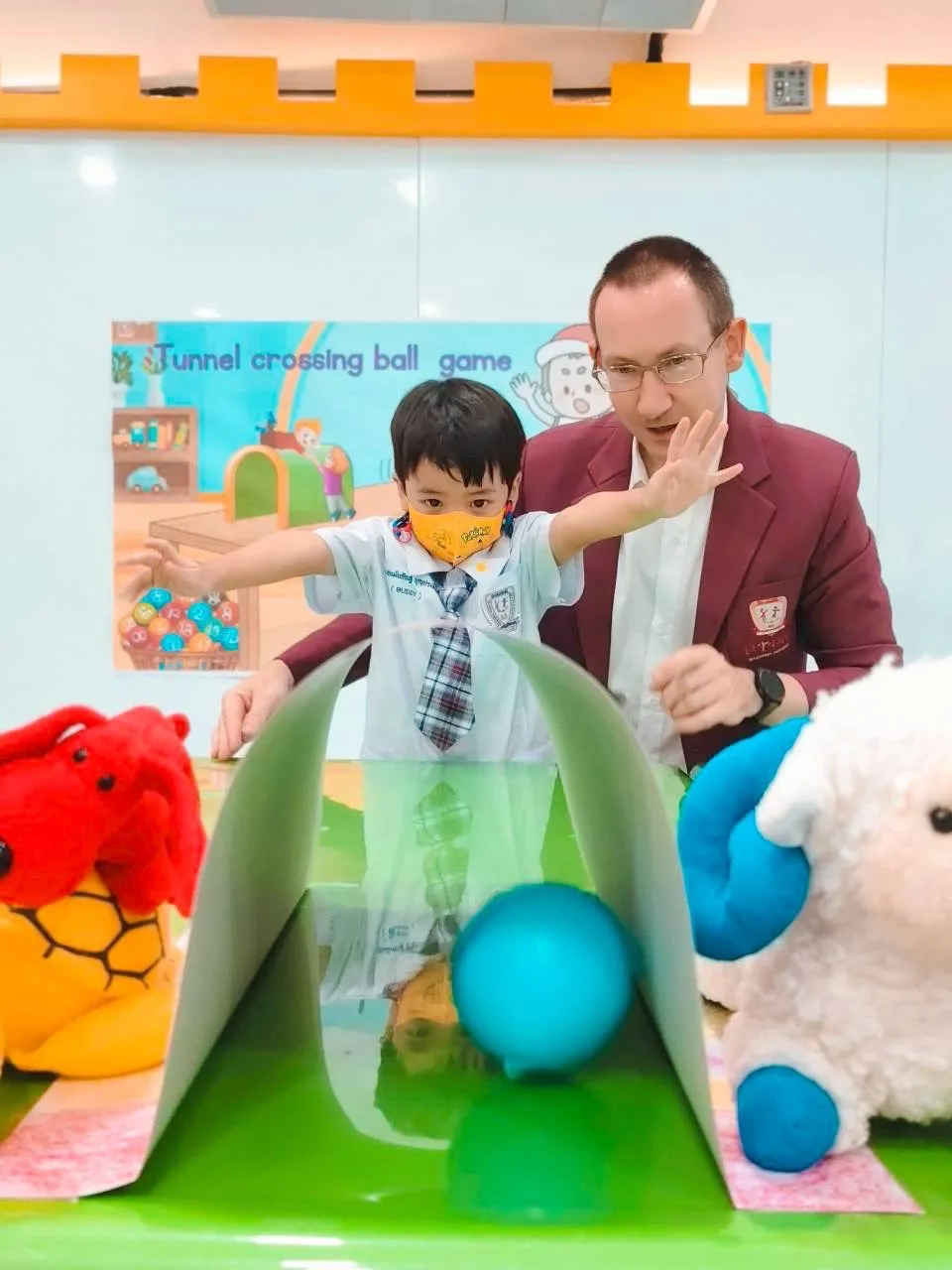 Storytelling with animal props in Creative English