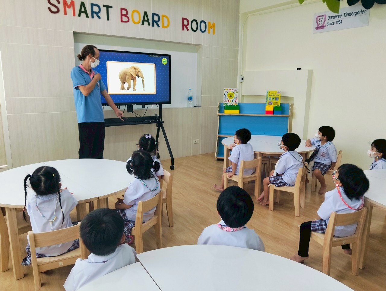 Bilingual smartboard lesson with elephant vocabulary